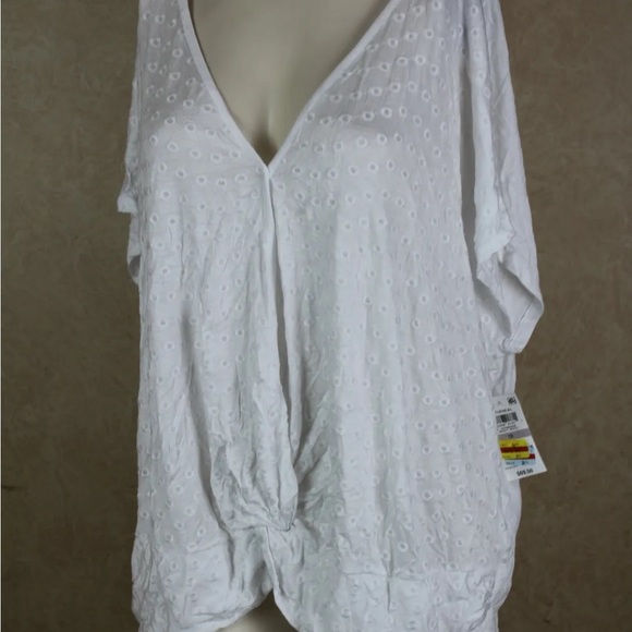 Inc twist hem eyelet top 1X - Picture 4 of 6